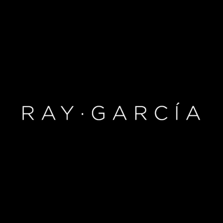 Logo de Ray García en letra blanca con fondo negro